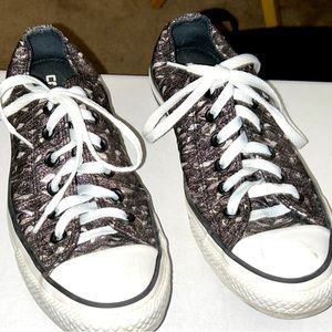 Women’s Converse Low Top Glimmer Sneakers Size 7.5